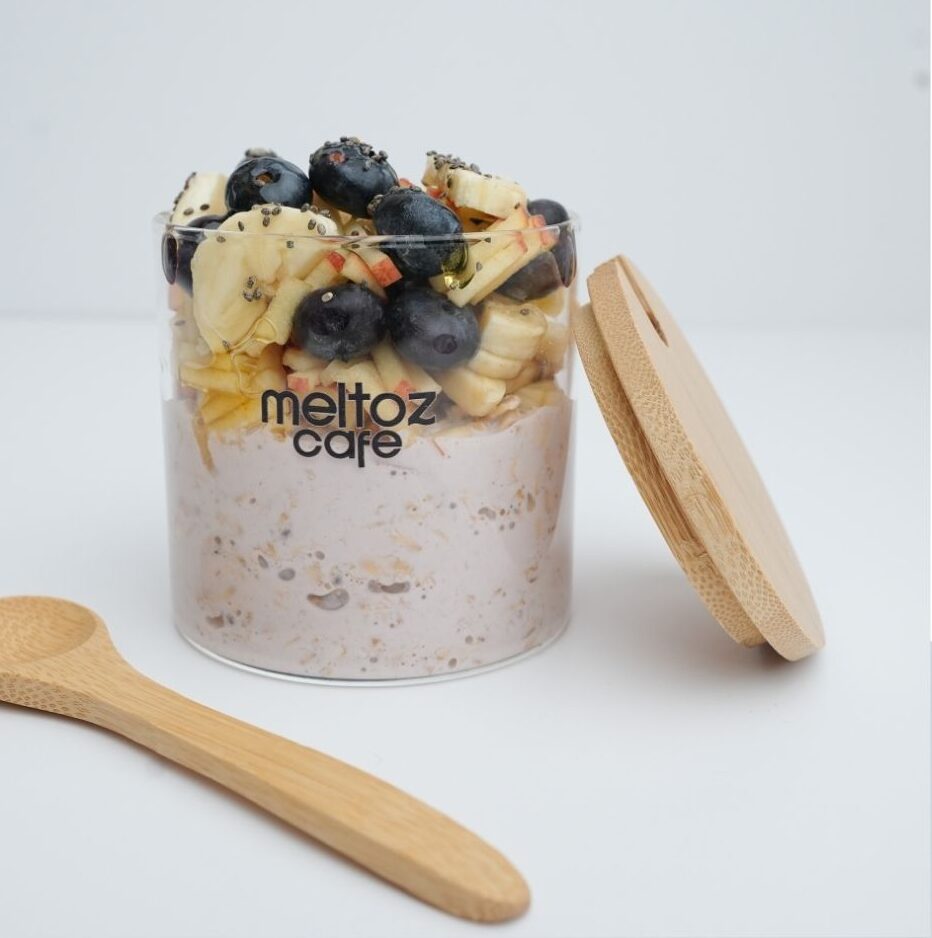 Blueberry Almond Overnight Oats | شوفان بالتوت الأزرق واللوز